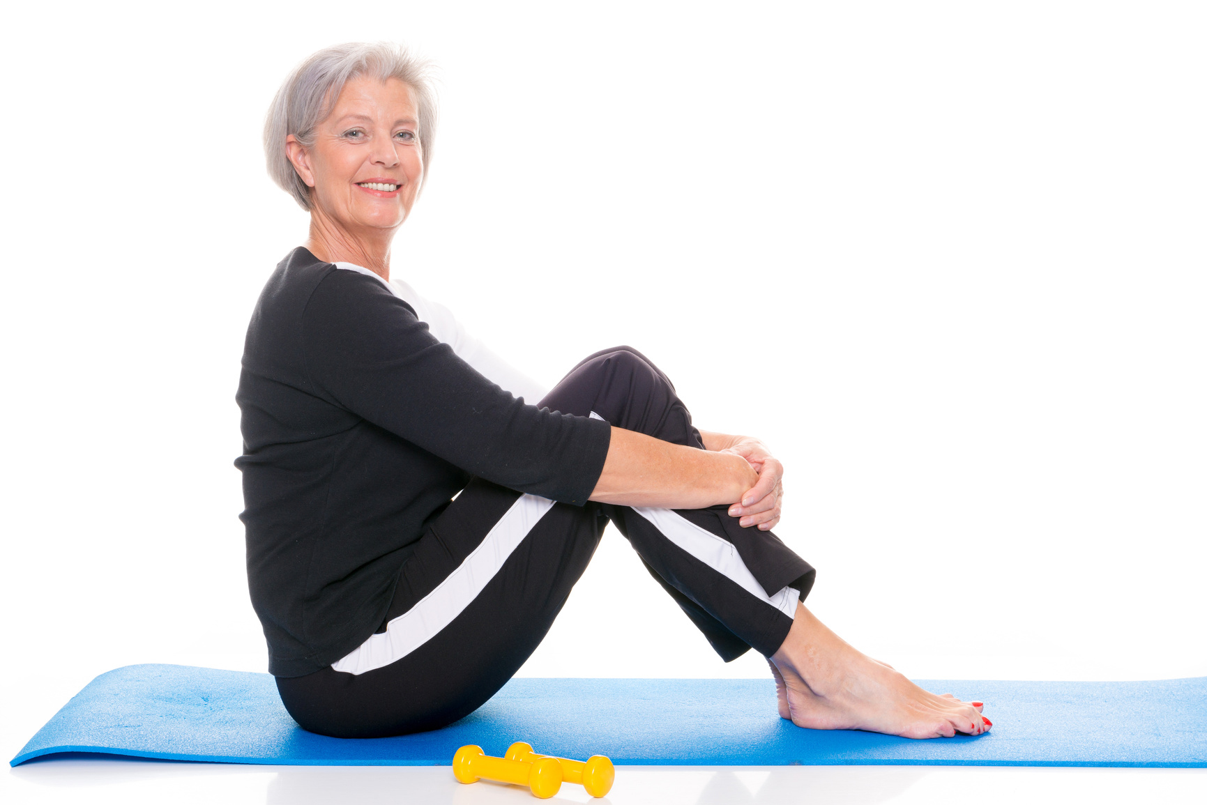 Что делать после 60. Упражнения для пожилых женщин. Гимнастика для женщин 50+. Пожилая женщина упражняется. Йога для пожилых женщин.